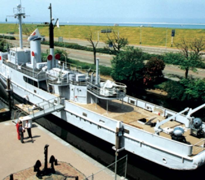 HNLMS ABRAHAM CRIJNSSEN (A925)